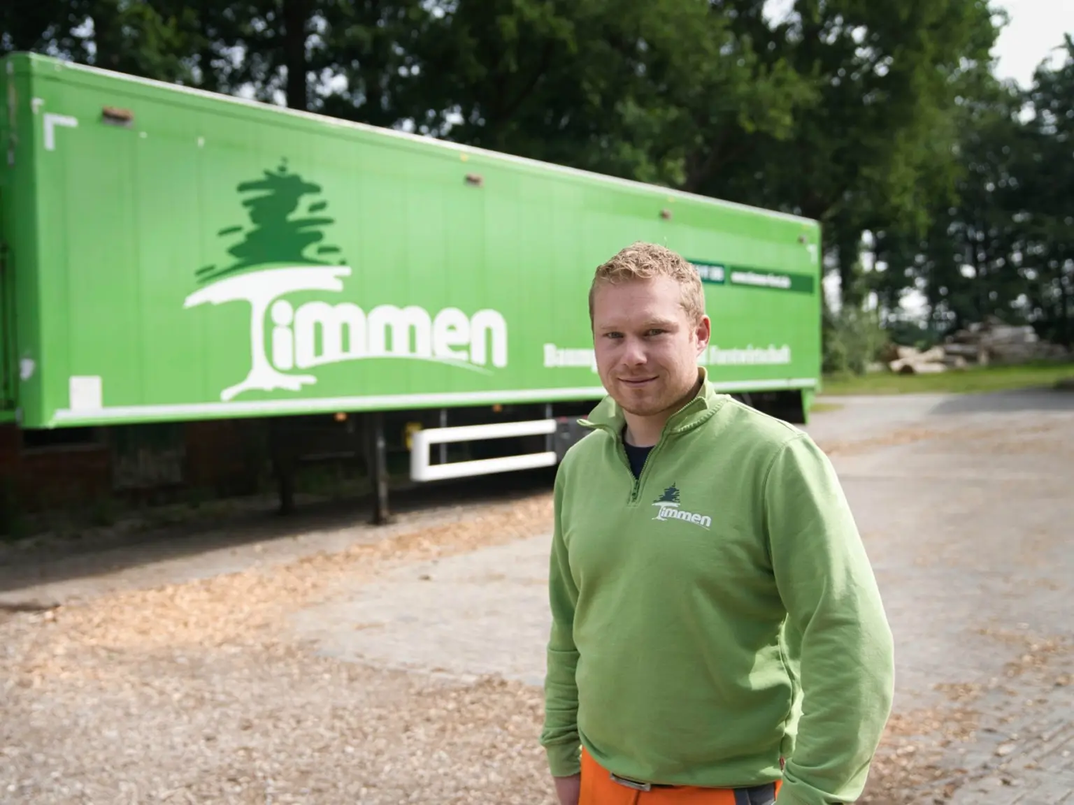 Florian Timmen vor dem Timmen-Auflieger