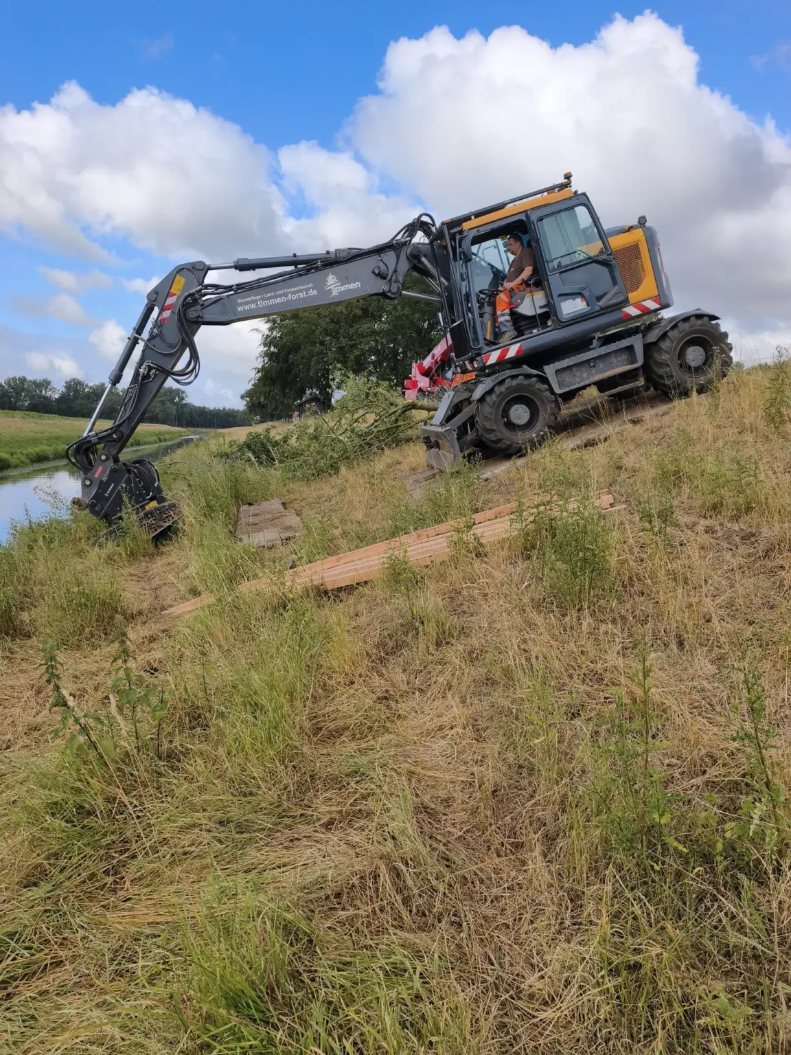 Bagger beim Einbau von Strömungslenkern an der Hase