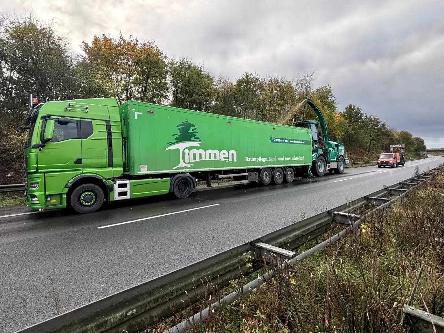 Timmen LKW mit Schubbodenauflieger beim Hackschnitzeltransport